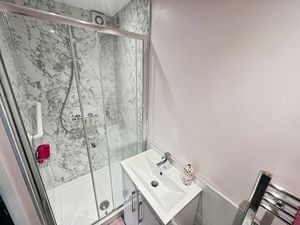 Shower room- click for photo gallery